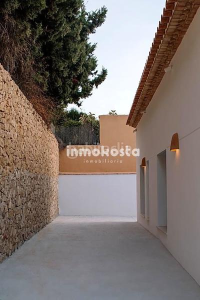 Foto ebb48401-4e03-460a-a504-a264591f7db2. Casa esta casa recientemente construida, en el corazón , sorprende por su exquisito diseño y sus techos altos, que aportan una en Orxeta