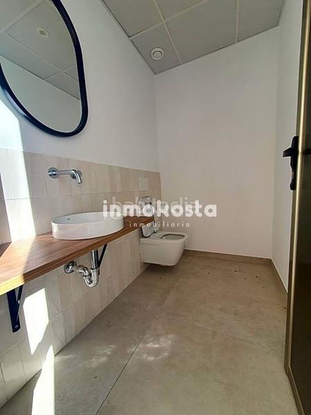 Foto efea2e82-cfb8-467a-8275-a379b9871524. Casa esta casa recientemente construida, en el corazón , sorprende por su exquisito diseño y sus techos altos, que aportan una en Orxeta