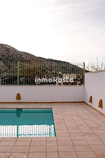 Foto fb093ca3-9316-4c7f-8ba1-6f9dc061839e. Casa esta casa recientemente construida, en el corazón , sorprende por su exquisito diseño y sus techos altos, que aportan una en Orxeta