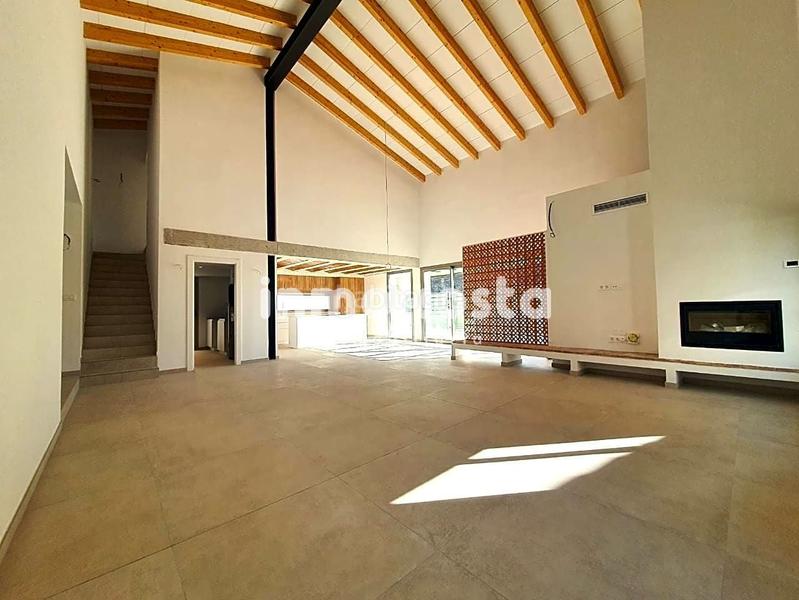 Foto fbae9cd8-7a54-425b-b97b-c1916d87f72b. Casa esta casa recientemente construida, en el corazón , sorprende por su exquisito diseño y sus techos altos, que aportan una en Orxeta