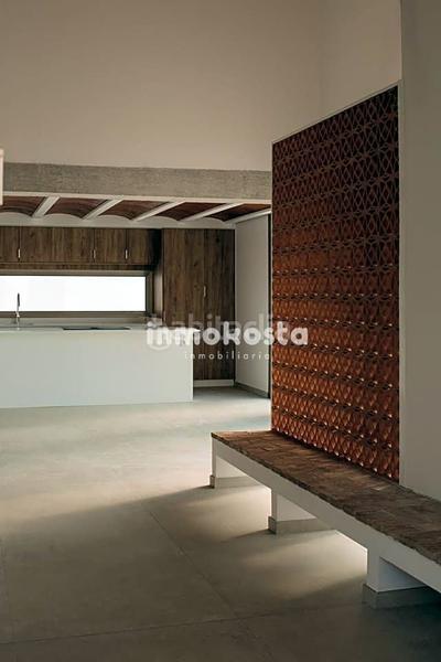 Foto fe1d60b0-c57a-4e3f-a410-98059c303a94. Casa esta casa recientemente construida, en el corazón , sorprende por su exquisito diseño y sus techos altos, que aportan una en Orxeta