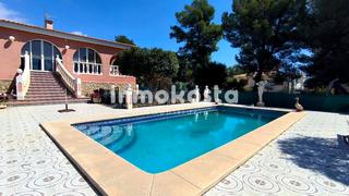 Casa en Coloma. Chalet con gran parcela en coloma
