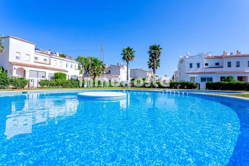 Foto f724342f-93bc-4354-8a78-46f77caa7188. Casa adossada amb aparcament piscina a Montebello - Nou Espai Nucia (la)