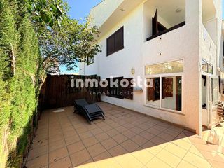 Casa adossada  Mislata. Adosado en alfaz del sol