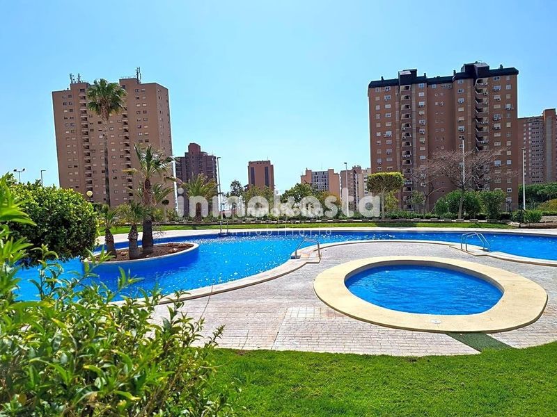 Foto aa010a7b-2e6b-4c7c-b808-59ad1c279fc5. Pis amb aparcament a Playa Poniente Benidorm