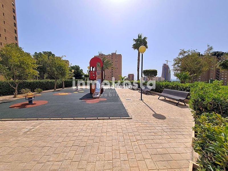 Foto d25428ad-b9b6-4c94-b16e-4b03c6ccdad1. Pis amb aparcament a Playa Poniente Benidorm