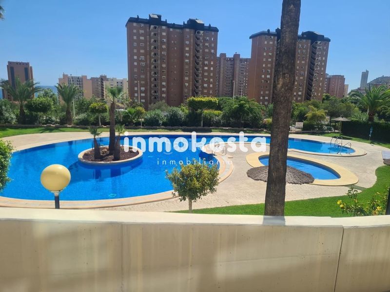 Foto e5e1cd9b-6f87-4651-8ba7-adfa3d477895. Pis amb aparcament a Playa Poniente Benidorm
