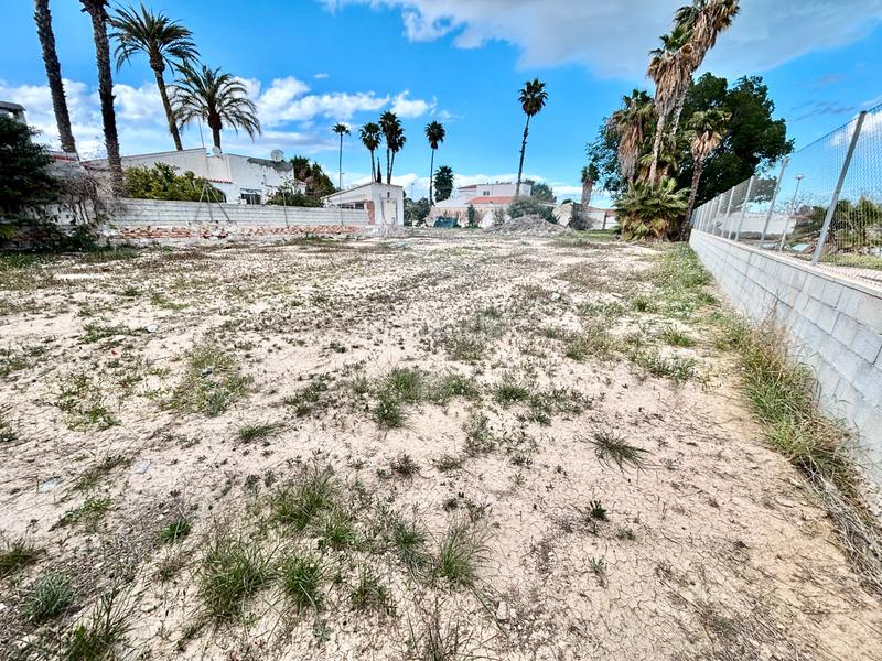 Foto eafb62e1-ab91-4549-9c46-d993edddd472. Terreno residencial en Albufereta Alicante