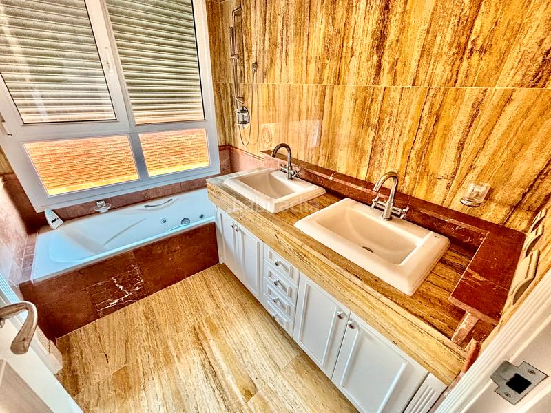 Foto 15855b08-e40d-4b0a-b0c8-3b661b1ae372. Casa a schiera con camino riscaldamento parcheggio piscina in Alicante