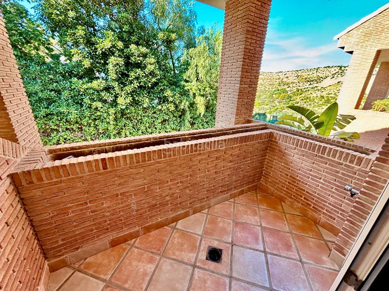 Foto 5c62daf7-cdd1-4bf8-97f9-b8c096d1e0cd. Casa a schiera con camino riscaldamento parcheggio piscina in Alicante