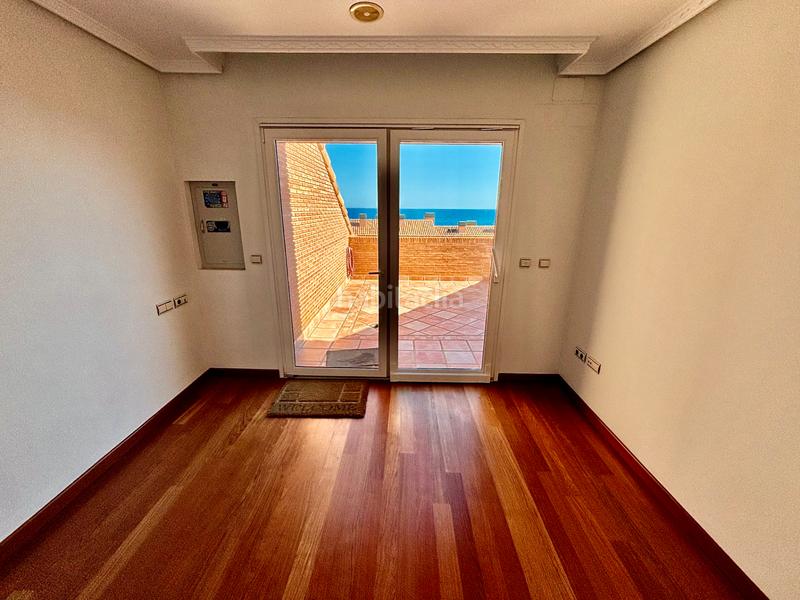 Foto 136ce1c2-9b9f-4f29-9b30-b16059fa08c2. Casa adossada amb xemeneia calefacció aparcament piscina a Alicante