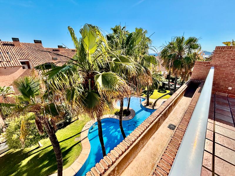 Foto bf39fcc6-fb92-4af1-996f-10fc72adda72. Casa adossada amb xemeneia calefacció aparcament piscina a Alicante