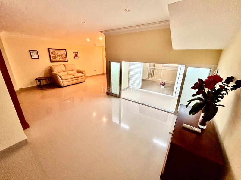 Foto e0d03b84-dfe8-4440-a670-250be432a9fd. Casa adossada amb xemeneia calefacció aparcament piscina a Alicante