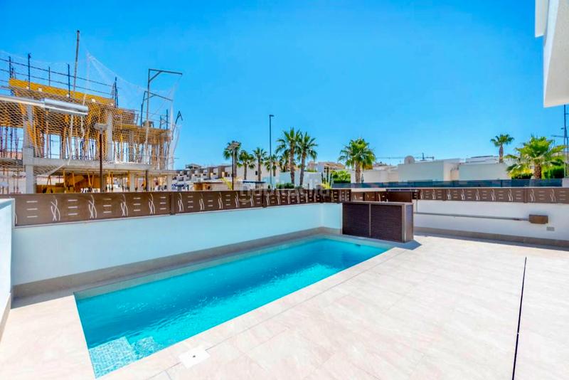 Foto cec2ec0d-c5d6-4bf3-9acc-67b69e1d7725. Casa adossada amb aparcament piscina a Benijófar