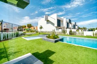 Semi detached house  Calle laguna rosa
