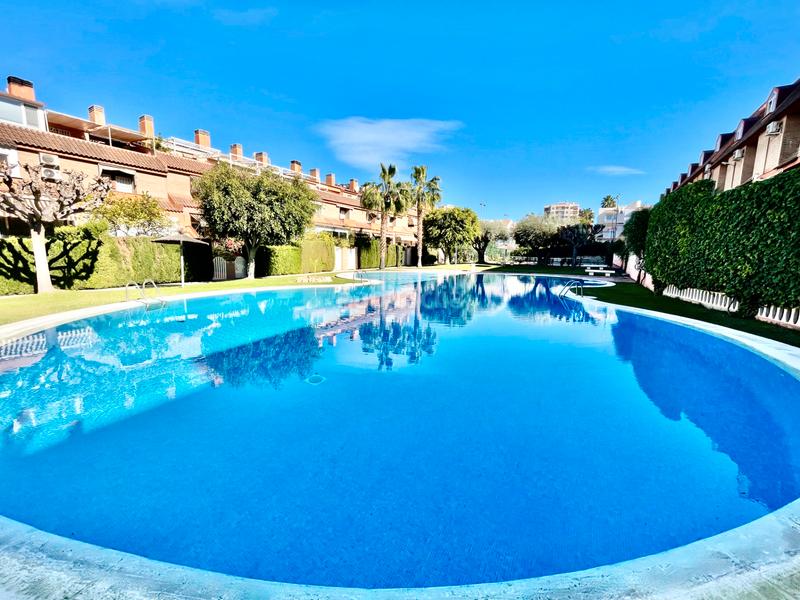 Foto abd6b369-88cf-4aef-916d-00eb9b8d22a3. Casa a schiera con camino riscaldamento parcheggio piscina in Alicante