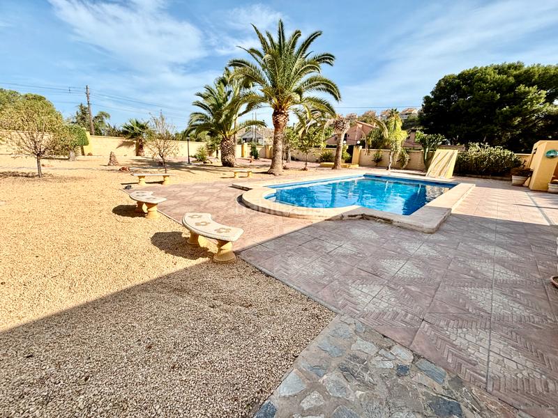 Foto dd8e91f9-090f-452c-9063-801807494c48. Xalet amb xemeneia calefacció aparcament piscina a Alicante
