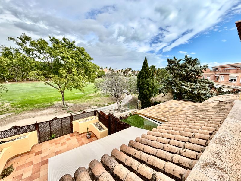 Foto f69f773f-3a5b-47fd-859a-587e602e31ba. Casa adosada en Alicante golf Alicante