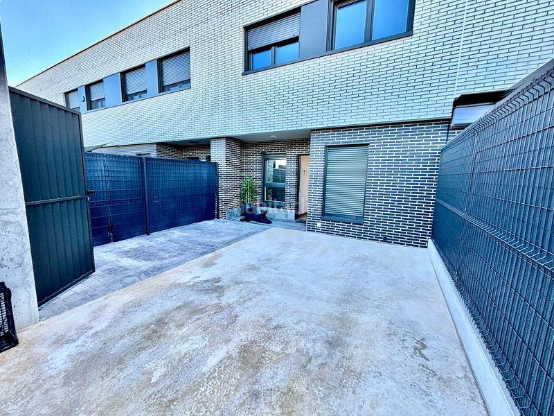 Foto 1be253b7-0b2e-40c6-aecc-6ca73e82e9f5. Casa adossada amb calefacció aparcament piscina a Mutxamel