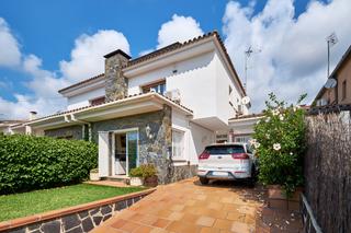 Lloguer Casa aparellada a Vilassar de Dalt. Casa adosada con piscina, en las oliveras, junto acceso autopist