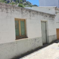 Terreny residencial a Ubrique. Parcela urbana con posibilidad de construir vivienda con garaje