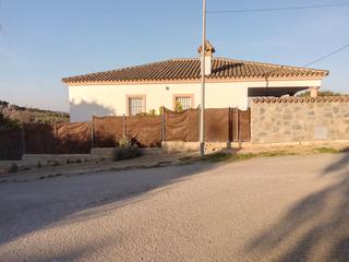 Xalet a Arcos de la Frontera. Chalet con parcela, piscina y parking