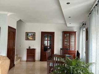 Casa aparellada a Ubrique. Casa pareada con garaje y terraza con excelentes vistas.