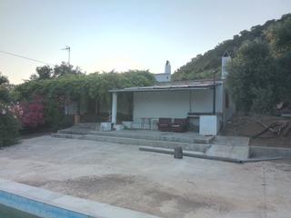 Finca rústica a Villamartín. Finca rústica con casa, almacén, piscina y olivos