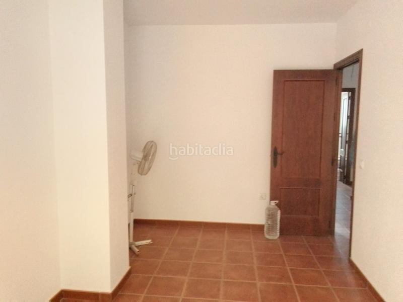 Foto 0526bd33-57a3-4d58-9d45-99808244e641. Casa adossada amb xemeneia a Villaluenga del Rosario