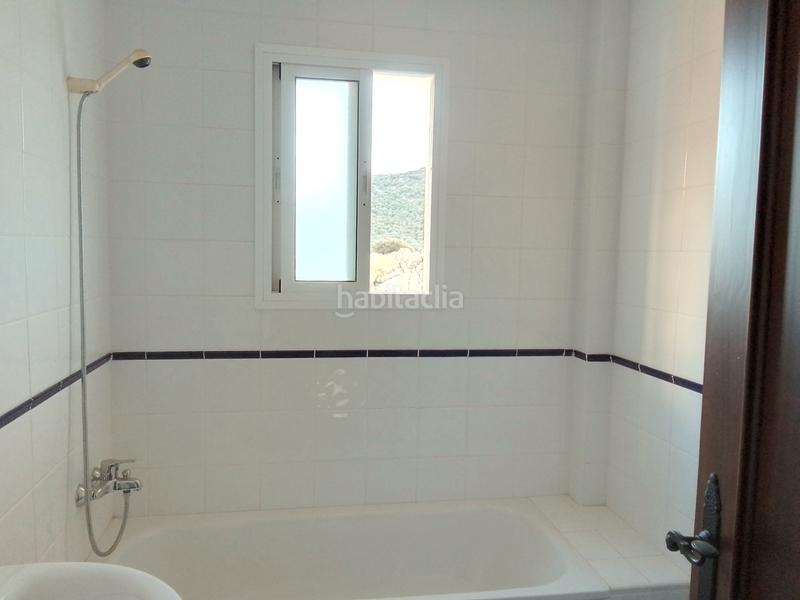 Foto 9f9fa37f-3a76-4e1b-82d1-2073d14ff947. Casa adossada amb xemeneia a Villaluenga del Rosario