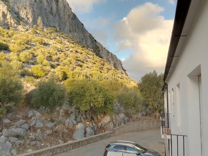 Foto bc35aa4a-f0c5-4786-aac4-76417e416b87. Casa adossada amb xemeneia a Villaluenga del Rosario