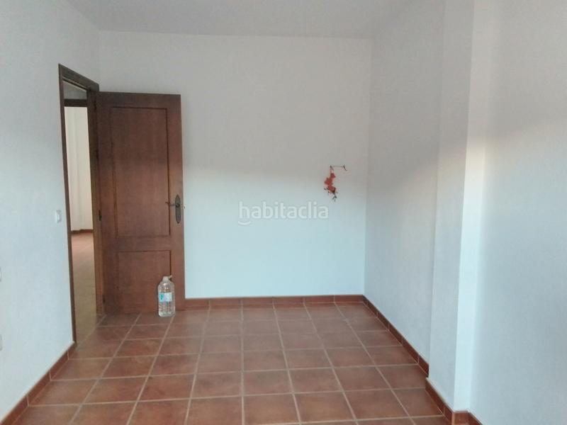 Foto c8435667-49a8-432c-8d00-df8242f65429. Casa adossada amb xemeneia a Villaluenga del Rosario