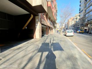 Miete Autoparkplatz in Avenida roma 43. Facil acceso, una vez aparcado se puede abrir la puerta del pilo