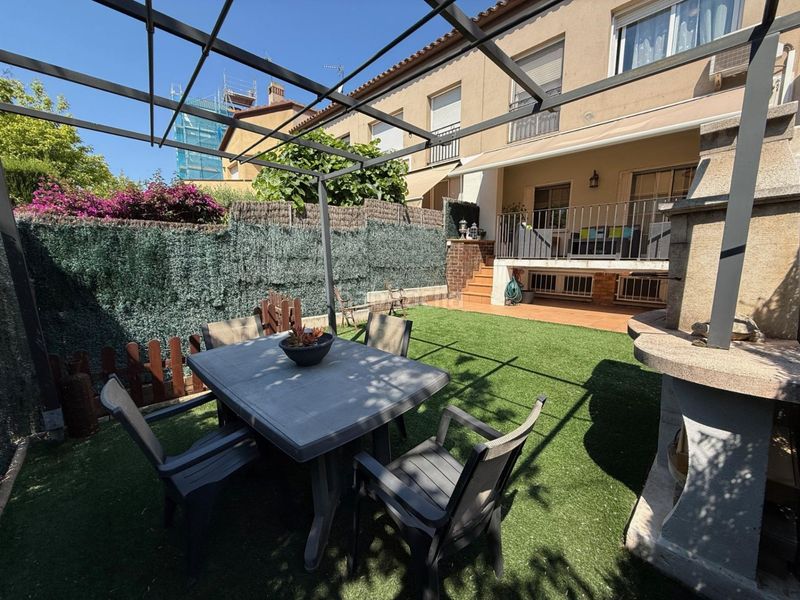 Foto d8f1fe4a-981d-4e15-9cb5-c0cbecabc42d. Casa adossada amb xemeneia calefacció aparcament a Barberà del Vallès