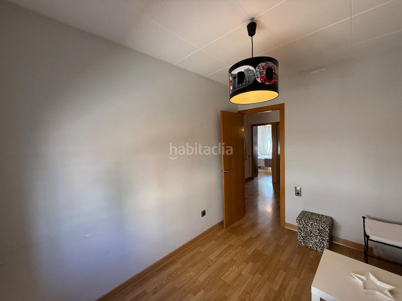 Foto f92d9f25-7609-4389-92e1-d08a5fb18076. Casa adossada amb xemeneia calefacció aparcament a Barberà del Vallès