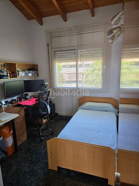 Foto 21af2d64-9cc9-418f-89ff-aac987b8fe92. Casa aparellada amb calefacció aparcament a Roc Blanc Terrassa
