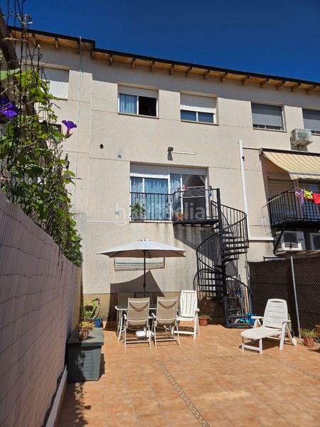 Foto b858327a-1df0-4c75-b62e-c7f5dc04add2. Casa aparellada amb calefacció aparcament a Roc Blanc Terrassa