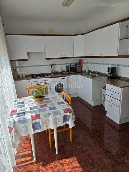 Foto f72f9dea-a33d-4ba9-8ba5-a46c27fadc5c. Casa aparellada amb calefacció aparcament a Roc Blanc Terrassa