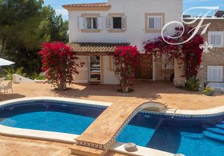 Reihenhaus in Sant Carles. Casa adosada con vistas panorámicas al mar y piscina en cala lle
