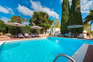 Chalet à Sant Antoni de Portmany. Exclusiva propiedad con casa de invitados y vistas impresionante