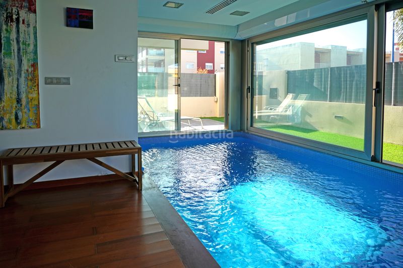 Foto bad722e6-d3f1-40a7-ad96-fbc1f40e7c67. Chalet con riscaldamento parcheggio piscina in Miramar