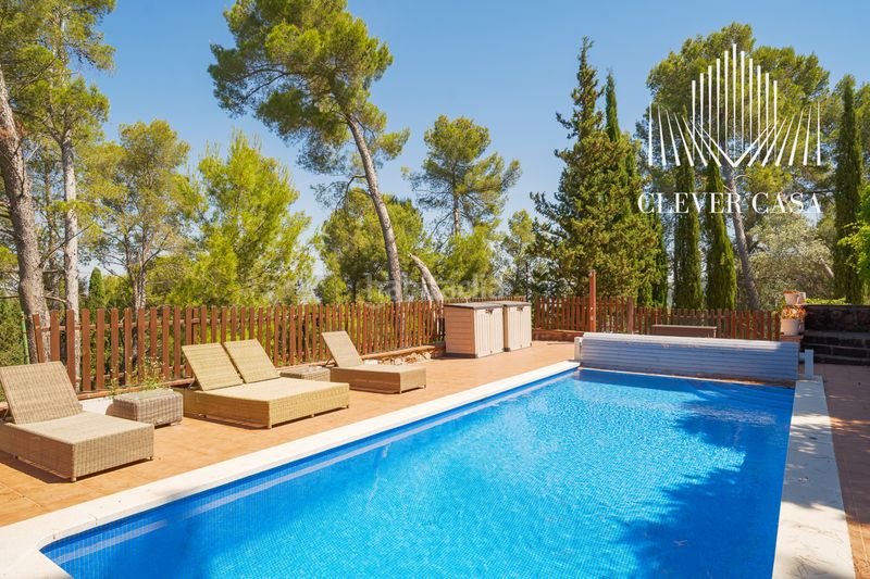 Foto e738b394-bd78-4fd0-bb0e-0d1eec7bf9e3. Xalet amb xemeneia calefacció aparcament piscina a Castellví de Rosanes