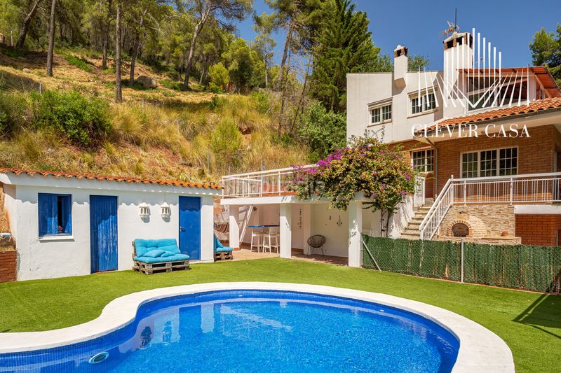 Foto 1a038c37-c88b-4d60-bd79-ef164e46ef2f. Xalet amb xemeneia calefacció aparcament piscina a Torrelles de Llobregat