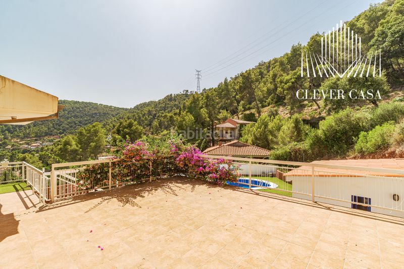 Foto a29e2118-3e95-4c0e-aff8-efd153b4364d. Xalet amb xemeneia calefacció aparcament piscina a Torrelles de Llobregat