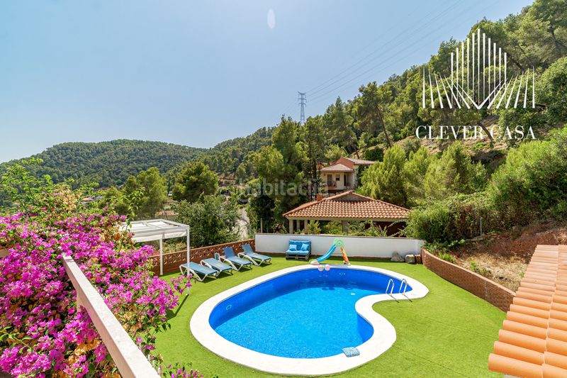 Foto c23319eb-342a-472a-b351-40d0c51675d9. Xalet amb xemeneia calefacció aparcament piscina a Torrelles de Llobregat