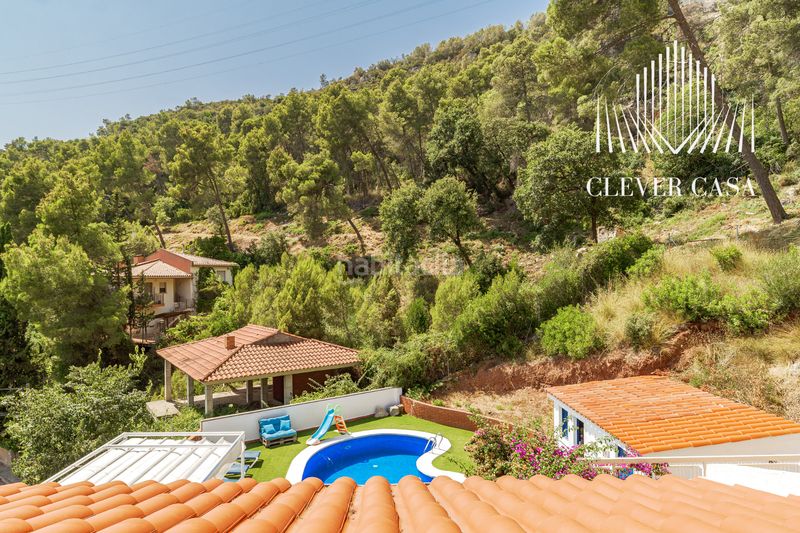 Foto ce3a0cb1-45b8-4bbe-8f21-196e5c9db6a0. Xalet amb xemeneia calefacció aparcament piscina a Torrelles de Llobregat