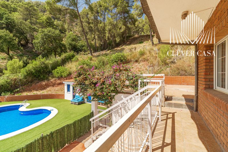Foto e015f4de-5586-4eee-9bd1-bed162894d15. Xalet amb xemeneia calefacció aparcament piscina a Torrelles de Llobregat