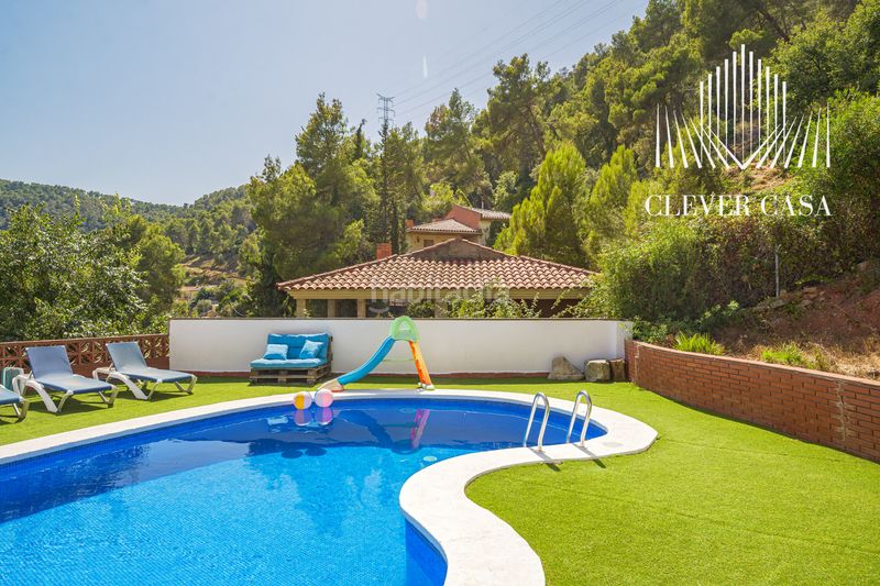 Foto e637d778-d9da-4e1a-87ad-0bafae4c9c75. Xalet amb xemeneia calefacció aparcament piscina a Torrelles de Llobregat