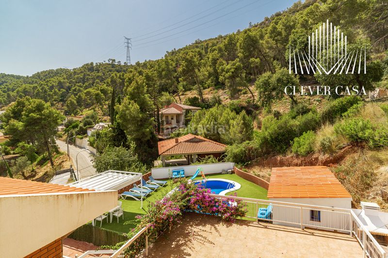 Foto ef2cdb76-52c7-42c4-8805-95b40e8d2081. Xalet amb xemeneia calefacció aparcament piscina a Torrelles de Llobregat