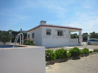 Chalet in Villar del Arzobispo. Chalet con 3 habitaciones amueblado con parking, piscina y vista